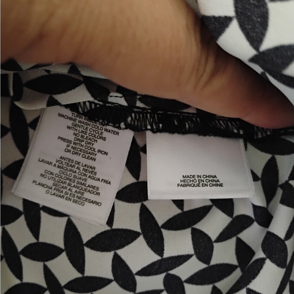 Ann Klein Black and White Fitted Graphic Blouse. Size 2X - Picture 6 of 12